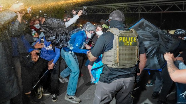 Potret Panas Aksi Mogok Makan Tahanan ICE, Bentrokan Tak Terhindarkan
