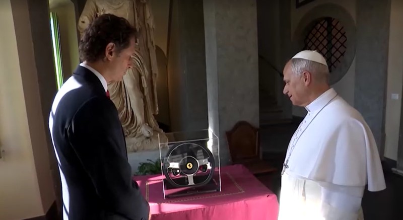 Ferrari resmi memperkenalkan mobil listrik penuh pertama mereka, Luce EV, kepada Paus Leo XIV di Castel Gandolfo, Italia. (Tangkapan Layar Vatican Media via Reuters)
