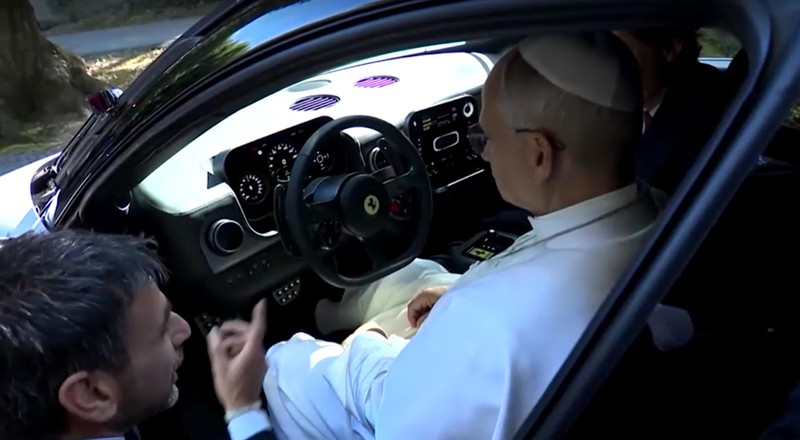 Ferrari resmi memperkenalkan mobil listrik penuh pertama mereka, Luce EV, kepada Paus Leo XIV di Castel Gandolfo, Italia. (Tangkapan Layar Vatican Media via Reuters)