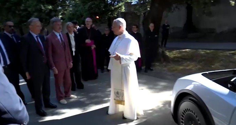 Ferrari resmi memperkenalkan mobil listrik penuh pertama mereka, Luce EV, kepada Paus Leo XIV di Castel Gandolfo, Italia. (Tangkapan Layar Vatican Media via Reuters)