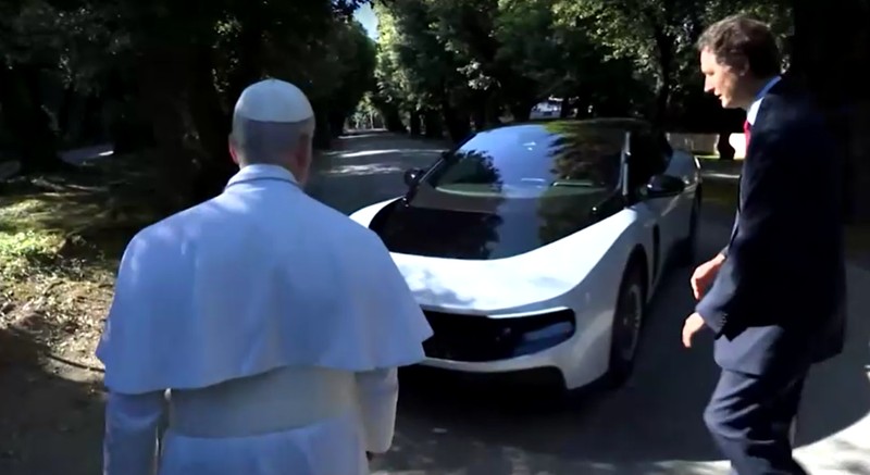 Ferrari resmi memperkenalkan mobil listrik penuh pertama mereka, Luce EV, kepada Paus Leo XIV di Castel Gandolfo, Italia. (Tangkapan Layar Vatican Media via Reuters)