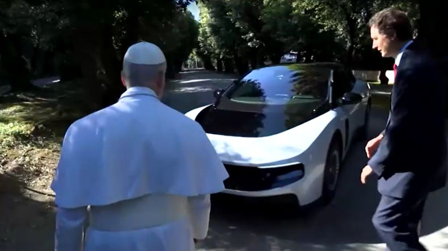 Ferrari resmi memperkenalkan mobil listrik penuh pertama mereka, Luce EV, kepada Paus Leo XIV di Castel Gandolfo, Italia. (Tangkapan Layar Vatican Media via Reuters)