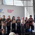 Dirjen Ekosistem Digital Kementerian Komdigi Edwin Hidayat (keempat dari kiri) dan Dirjen Komunikasi Publik dan Media Fifi Aleyda Yahya (kelima dari kiri) meluncurkan sistem registrasi SIM prabayar.