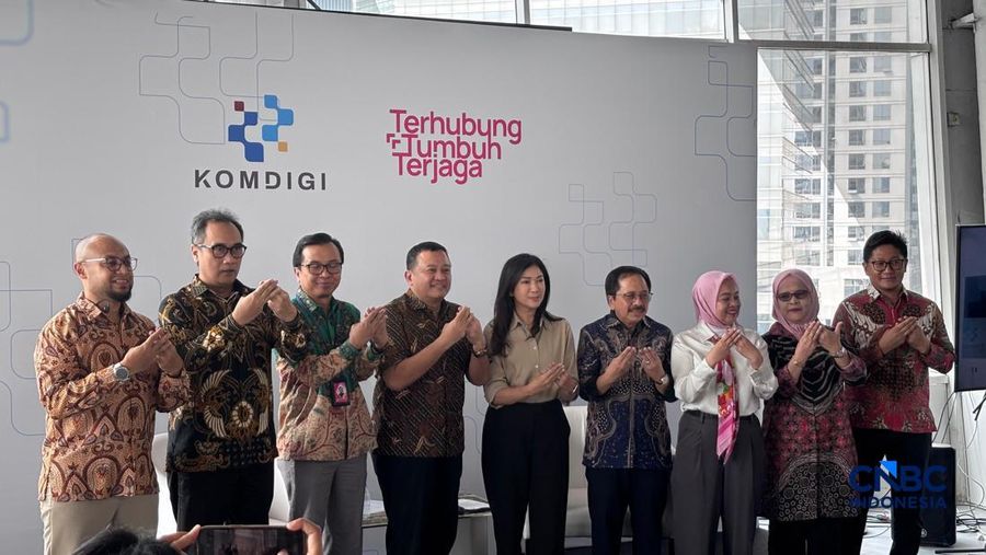 Dirjen Ekosistem Digital Kementerian Komdigi Edwin Hidayat (keempat dari kiri) dan Dirjen Komunikasi Publik dan Media Fifi Aleyda Yahya (kelima dari kiri) meluncurkan sistem registrasi SIM prabayar.