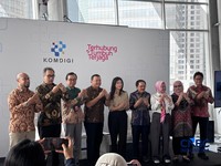 Dirjen Ekosistem Digital Kementerian Komdigi Edwin Hidayat (keempat dari kiri) dan Dirjen Komunikasi Publik dan Media Fifi Aleyda Yahya (kelima dari kiri) meluncurkan sistem registrasi SIM prabayar.