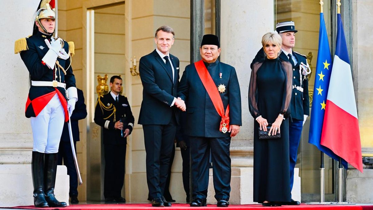 Momen Prabowo Disambut Macron dan Istri, Santap Malam di Istana Iye