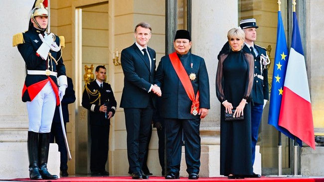 Momen Prabowo Disambut Macron dan Istri, Santap Malam di Istana Iye
