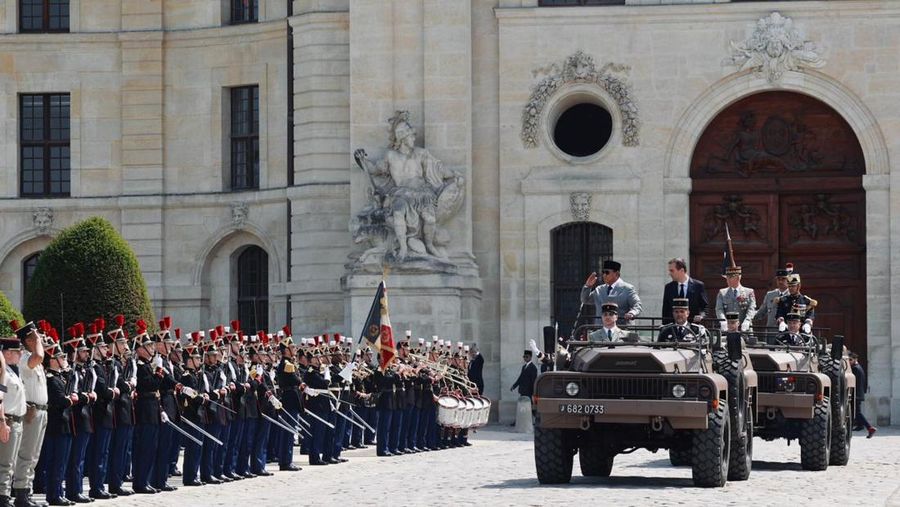 Presiden RI Prabowo Subianto mengikuti Upacara Kehormatan Kenegaraan di Les Invalides, Paris. (Tim Media Presiden RI)