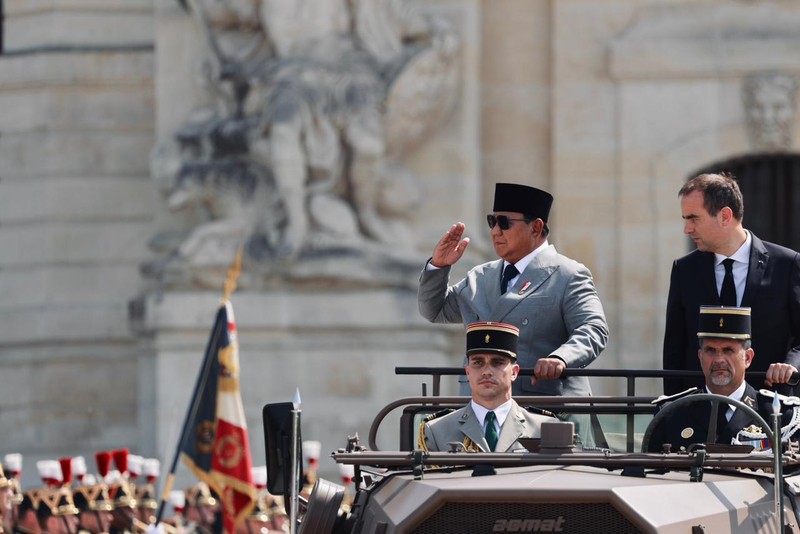 Presiden RI Prabowo Subianto mengikuti Upacara Kehormatan Kenegaraan di Les Invalides, Paris. (Tim Media Presiden RI)