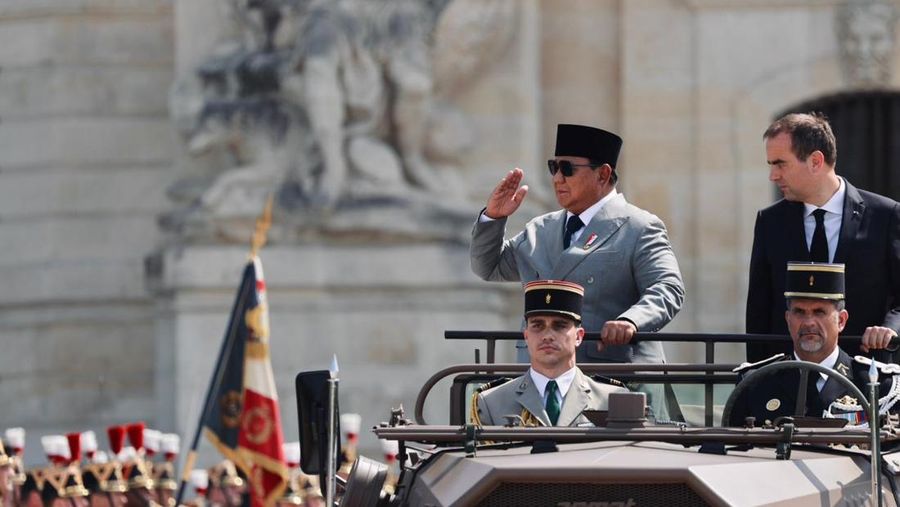 Presiden RI Prabowo Subianto mengikuti Upacara Kehormatan Kenegaraan di Les Invalides, Paris. (Tim Media Presiden RI)