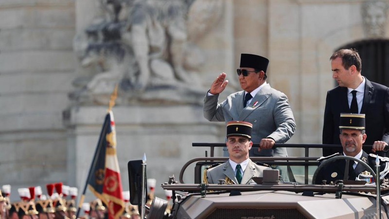 Presiden RI Prabowo Subianto mengikuti Upacara Kehormatan Kenegaraan di Les Invalides, Paris. (Tim Media Presiden RI)