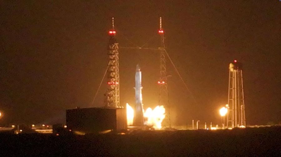 Roket tak berawak Blue Origin New Glenn meledak saat uji coba di landasan peluncuran di Cape Canaveral, Florida, AS, Kamis (28/5/2026). (NASASpaceflight.com/Handout via REUTERS)