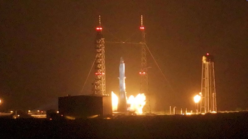 Roket tak berawak Blue Origin New Glenn meledak saat uji coba di landasan peluncuran di Cape Canaveral, Florida, AS, Kamis (28/5/2026). (NASASpaceflight.com/Handout via REUTERS)