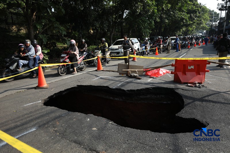 Sejumlah pengendara melewati jalan amblas di Jalan Raya Lenteng Agung, Jakarta, Jumat (29/5/2026). (CNBC Indonesia/Tri Susilo)