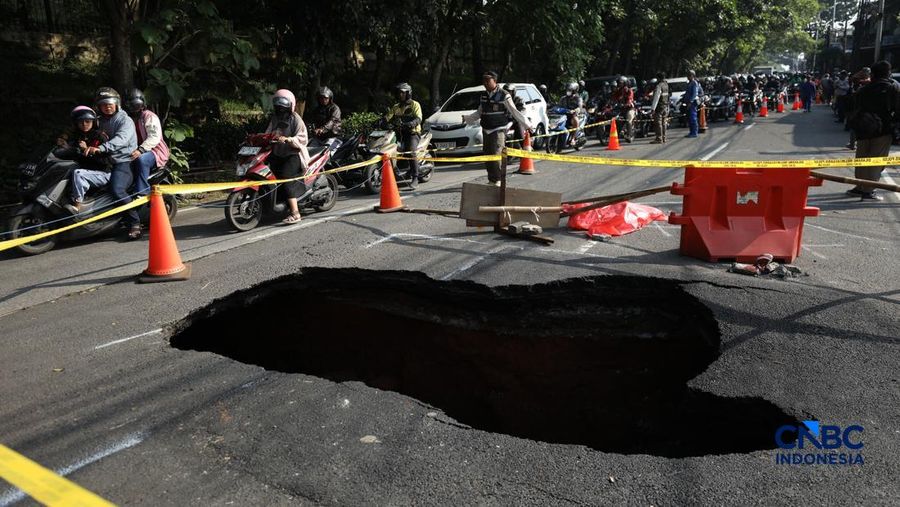 Sejumlah pengendara melewati jalan amblas di Jalan Raya Lenteng Agung, Jakarta, Jumat (29/5/2026). (CNBC Indonesia/Tri Susilo)