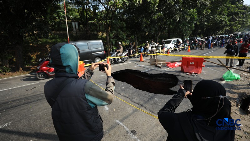 Sejumlah pengendara melewati jalan amblas di Jalan Raya Lenteng Agung, Jakarta, Jumat (29/5/2026). (CNBC Indonesia/Tri Susilo)