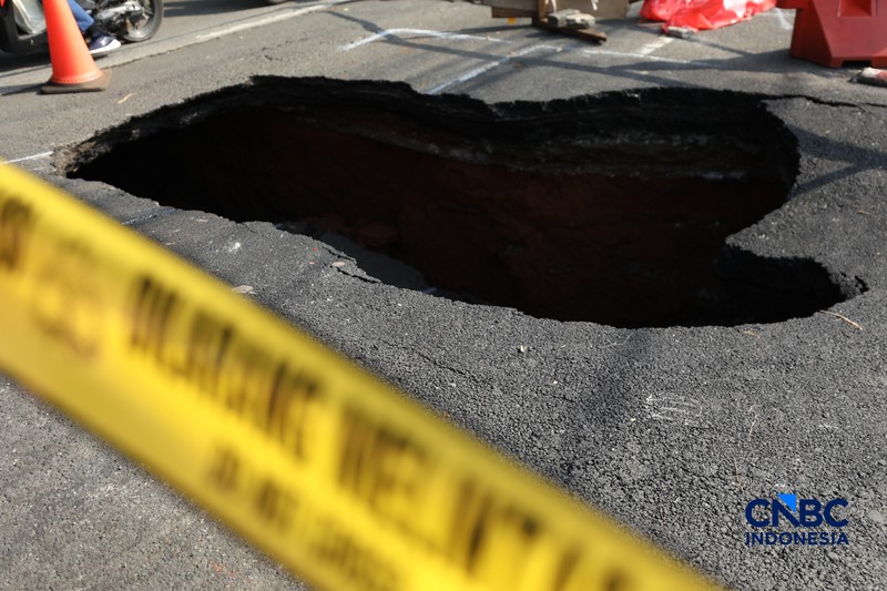 Sejumlah pengendara melewati jalan amblas di Jalan Raya Lenteng Agung, Jakarta, Jumat (29/5/2026). (CNBC Indonesia/Tri Susilo)