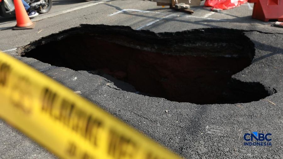Sejumlah pengendara melewati jalan amblas di Jalan Raya Lenteng Agung, Jakarta, Jumat (29/5/2026). (CNBC Indonesia/Tri Susilo)