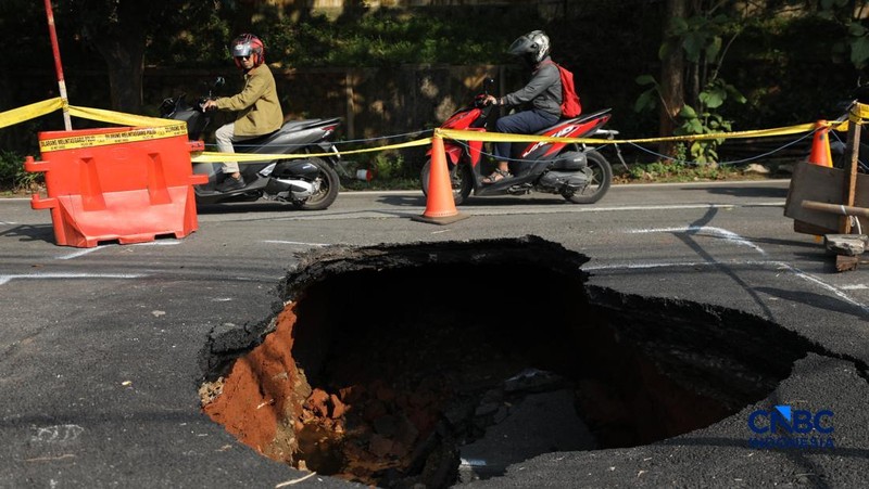 Sejumlah pengendara melewati jalan amblas di Jalan Raya Lenteng Agung, Jakarta, Jumat (29/5/2026). (CNBC Indonesia/Tri Susilo)