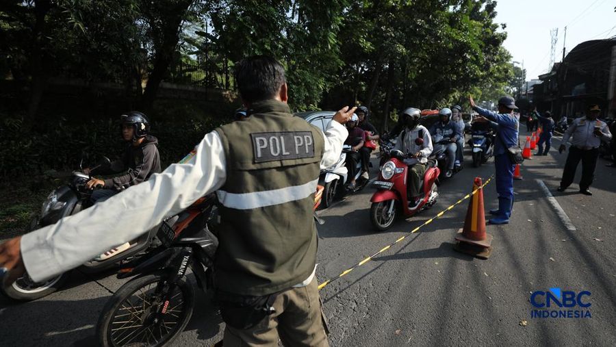Sejumlah pengendara melewati jalan amblas di Jalan Raya Lenteng Agung, Jakarta, Jumat (29/5/2026). (CNBC Indonesia/Tri Susilo)
