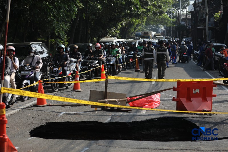 Sejumlah pengendara melewati jalan amblas di Jalan Raya Lenteng Agung, Jakarta, Jumat (29/5/2026). (CNBC Indonesia/Tri Susilo)