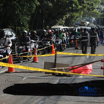 Sejumlah pengendara melewati jalan amblas di Jalan Raya Lenteng Agung, Jakarta, Jumat (29/5/2026). (CNBC Indonesia/Tri Susilo)