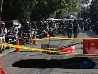 Sejumlah pengendara melewati jalan amblas di Jalan Raya Lenteng Agung, Jakarta, Jumat (29/5/2026). (CNBC Indonesia/Tri Susilo)