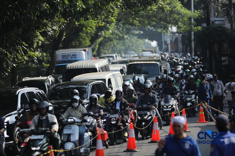 Sejumlah pengendara melewati jalan amblas di Jalan Raya Lenteng Agung, Jakarta, Jumat (29/5/2026). (CNBC Indonesia/Tri Susilo)