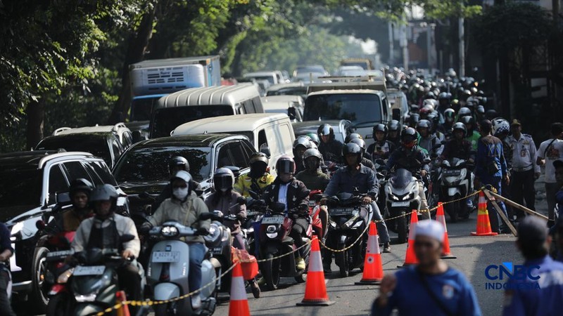 Sejumlah pengendara melewati jalan amblas di Jalan Raya Lenteng Agung, Jakarta, Jumat (29/5/2026). (CNBC Indonesia/Tri Susilo)