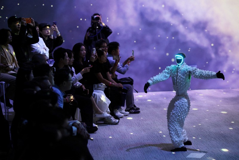 Humanoid robots present creations during Galaxy Corporation's Mach33: Physical AI Fashion Show in Seoul, South Korea, May 28, 2026.   REUTERS/Kim Hong-Ji