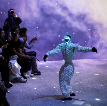 A humanoid robot presents a creation during Galaxy Corporation's Mach33: Physical AI Fashion Show in Seoul, South Korea, May 28, 2026.   REUTERS/Kim Hong-Ji