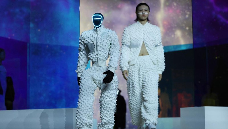 A humanoid robot and a model present creations during Galaxy Corporation's Mach33: Physical AI Fashion Show in Seoul, South Korea, May 28, 2026.   REUTERS/Kim Hong-Ji
