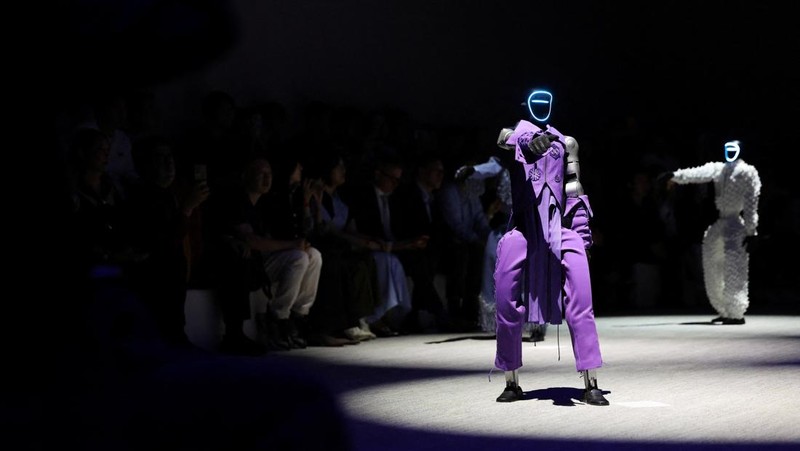 Humanoid robots present creations during Galaxy Corporation's Mach33: Physical AI Fashion Show in Seoul, South Korea, May 28, 2026.   REUTERS/Kim Hong-Ji
