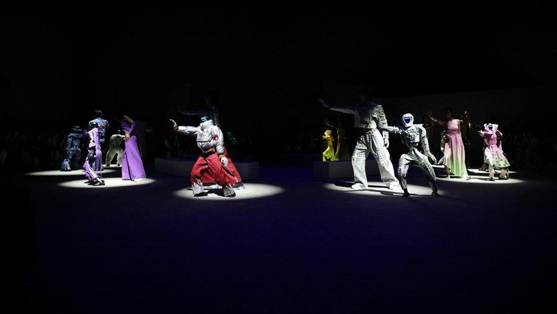 Humanoid robots and models perform during Galaxy Corporation's Mach33: Physical AI Fashion Show in Seoul, South Korea, May 28, 2026.   REUTERS/Kim Hong-Ji