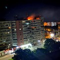 Api berkobar di atap sebuah blok apartemen 10 lantai setelah sebuah drone menabrak gedung tersebut, menyebabkan ledakan dan melukai dua orang, di dekat perbatasan dengan Ukraina, di Galati, Rumania, dalam gambar yang dirilis pada 29 Mei 2026 ini. Dep