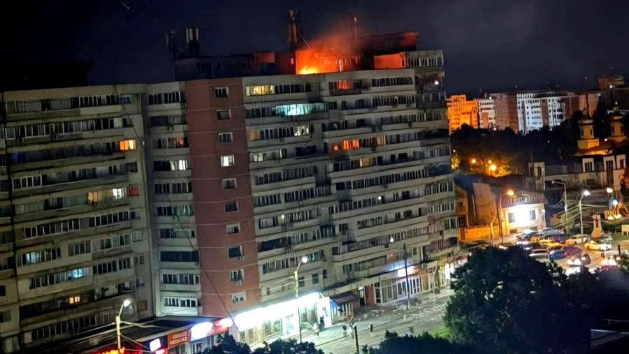 Api berkobar di atap sebuah blok apartemen 10 lantai setelah sebuah drone menabrak gedung tersebut, menyebabkan ledakan dan melukai dua orang, di dekat perbatasan dengan Ukraina, di Galati, Rumania, dalam gambar yang dirilis pada 29 Mei 2026 ini. Dep