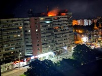 Api berkobar di atap sebuah blok apartemen 10 lantai setelah sebuah drone menabrak gedung tersebut, menyebabkan ledakan dan melukai dua orang, di dekat perbatasan dengan Ukraina, di Galati, Rumania, dalam gambar yang dirilis pada 29 Mei 2026 ini. Dep