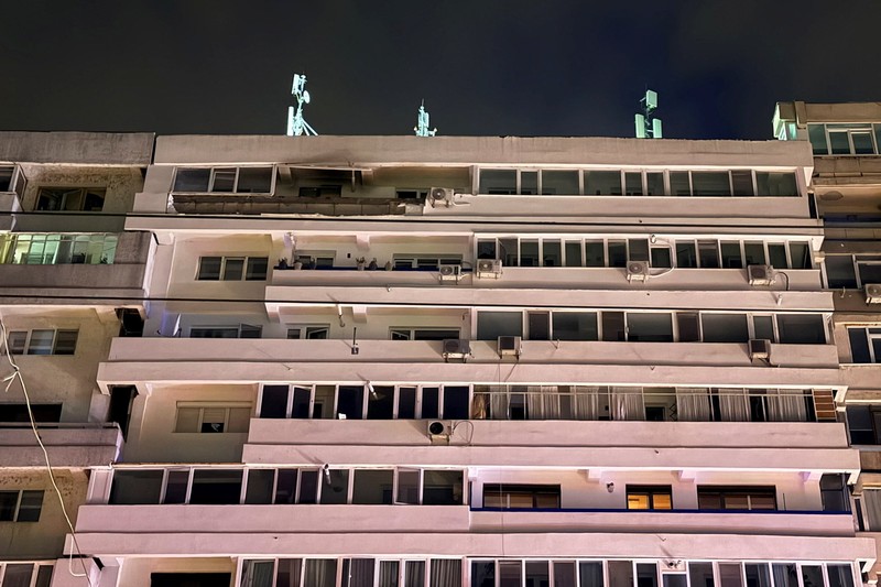 A fire burns on the roof of a 10-story block of flats after a drone crashed into the building, causing an explosion and injuring two people, near the border with Ukraine, in Galati, Romania, in this handout image released on May 29, 2026. Romanian Department for Emergency Situations (DSU)/Handout via REUTERS ATTENTION EDITORS - THIS IMAGE HAS BEEN SUPPLIED BY A THIRD PARTY. NO RESALES. NO ARCHIVES.