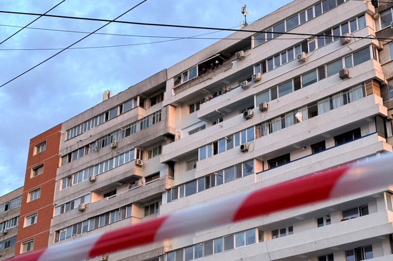 A fire burns on the roof of a 10-story block of flats after a drone crashed into the building, causing an explosion and injuring two people, near the border with Ukraine, in Galati, Romania, in this handout image released on May 29, 2026. Romanian Department for Emergency Situations (DSU)/Handout via REUTERS ATTENTION EDITORS - THIS IMAGE HAS BEEN SUPPLIED BY A THIRD PARTY. NO RESALES. NO ARCHIVES.