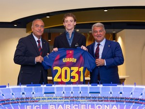 Barcelona Resmi Ikat Kontrak Anthony Gordon 5 Musim