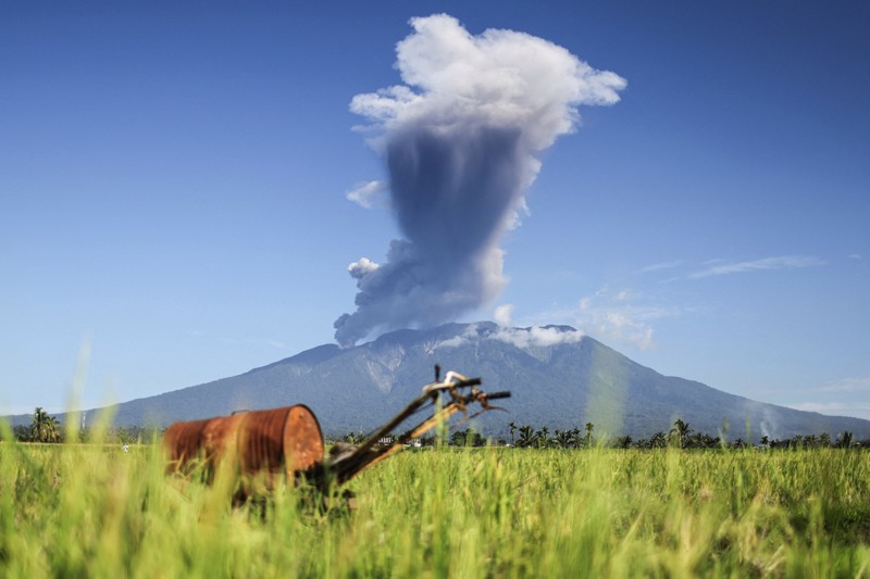 Gunung berapi Gunung Marapi memuntahkan abu vulkanik terlihat dari Batusangkar di Tanah Datar, provinsi Sumatra Barat, Sabtu (30/5/2026). (REUTERS/Atet Dwi Pramadia)