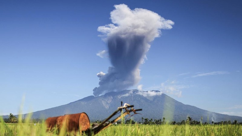 Gunung berapi Gunung Marapi memuntahkan abu vulkanik terlihat dari Batusangkar di Tanah Datar, provinsi Sumatra Barat, Sabtu (30/5/2026). (REUTERS/Atet Dwi Pramadia)