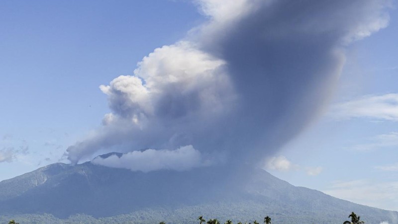 Gunung berapi Gunung Marapi memuntahkan abu vulkanik terlihat dari Batusangkar di Tanah Datar, provinsi Sumatra Barat, Sabtu (30/5/2026). (REUTERS/Atet Dwi Pramadia)