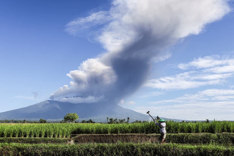 Gunung berapi Gunung Marapi memuntahkan abu vulkanik terlihat dari Batusangkar di Tanah Datar, provinsi Sumatra Barat, Sabtu (30/5/2026). (REUTERS/Atet Dwi Pramadia)