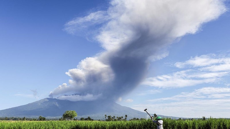 Gunung berapi Gunung Marapi memuntahkan abu vulkanik terlihat dari Batusangkar di Tanah Datar, provinsi Sumatra Barat, Sabtu (30/5/2026). (REUTERS/Atet Dwi Pramadia)
