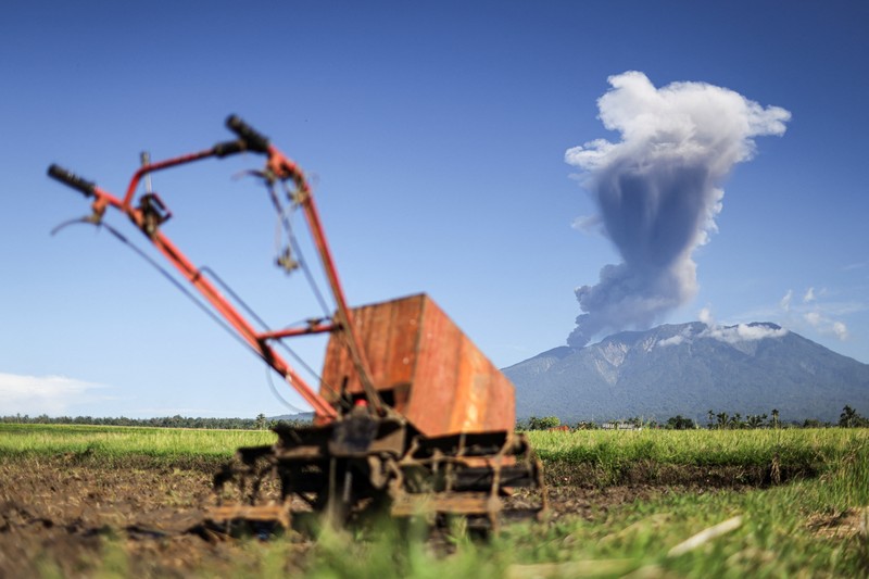 Gunung berapi Gunung Marapi memuntahkan abu vulkanik terlihat dari Batusangkar di Tanah Datar, provinsi Sumatra Barat, Sabtu (30/5/2026). (REUTERS/Atet Dwi Pramadia)
