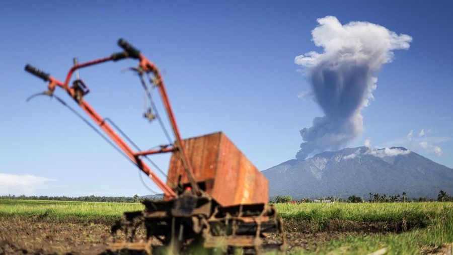 Gunung berapi Gunung Marapi memuntahkan abu vulkanik terlihat dari Batusangkar di Tanah Datar, provinsi Sumatra Barat, Sabtu (30/5/2026). (REUTERS/Atet Dwi Pramadia)