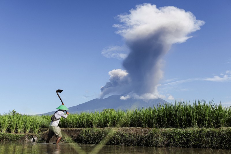 Gunung berapi Gunung Marapi memuntahkan abu vulkanik terlihat dari Batusangkar di Tanah Datar, provinsi Sumatra Barat, Sabtu (30/5/2026). (REUTERS/Atet Dwi Pramadia)