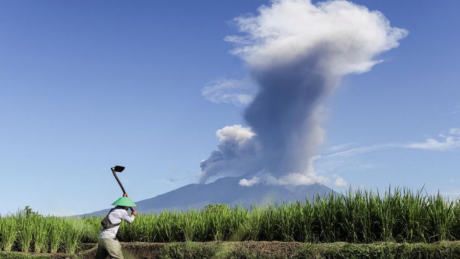 Gunung berapi Gunung Marapi memuntahkan abu vulkanik terlihat dari Batusangkar di Tanah Datar, provinsi Sumatra Barat, Sabtu (30/5/2026). (REUTERS/Atet Dwi Pramadia)
