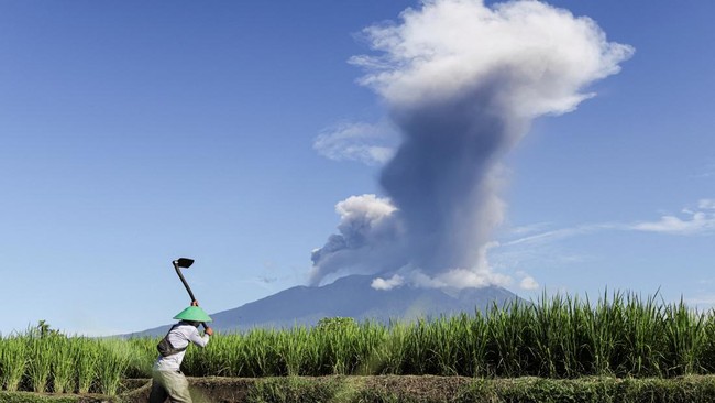 Potret Gunung Marapi Erupsi, Abu Mengepul Setinggi 2.000 Meter